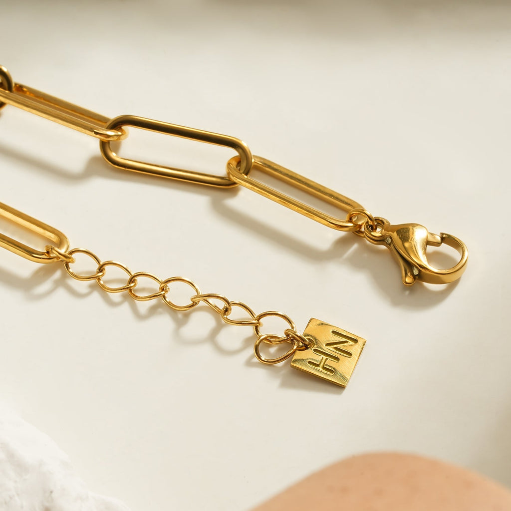 TIMEA Bracelet: Gold Paper Clip Chain Bracelet featuring a Single Freshwater Pearl - MacroPanora