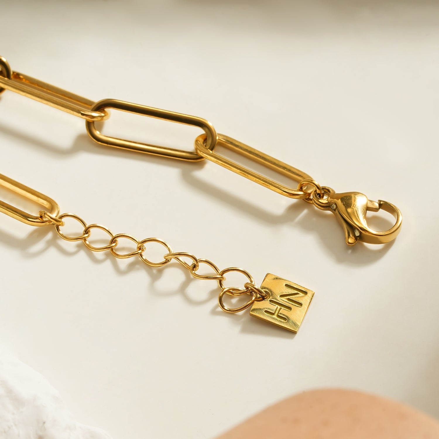 TIMEA Bracelet: Gold Paper Clip Chain Bracelet featuring a Single Freshwater Pearl - MacroPanora