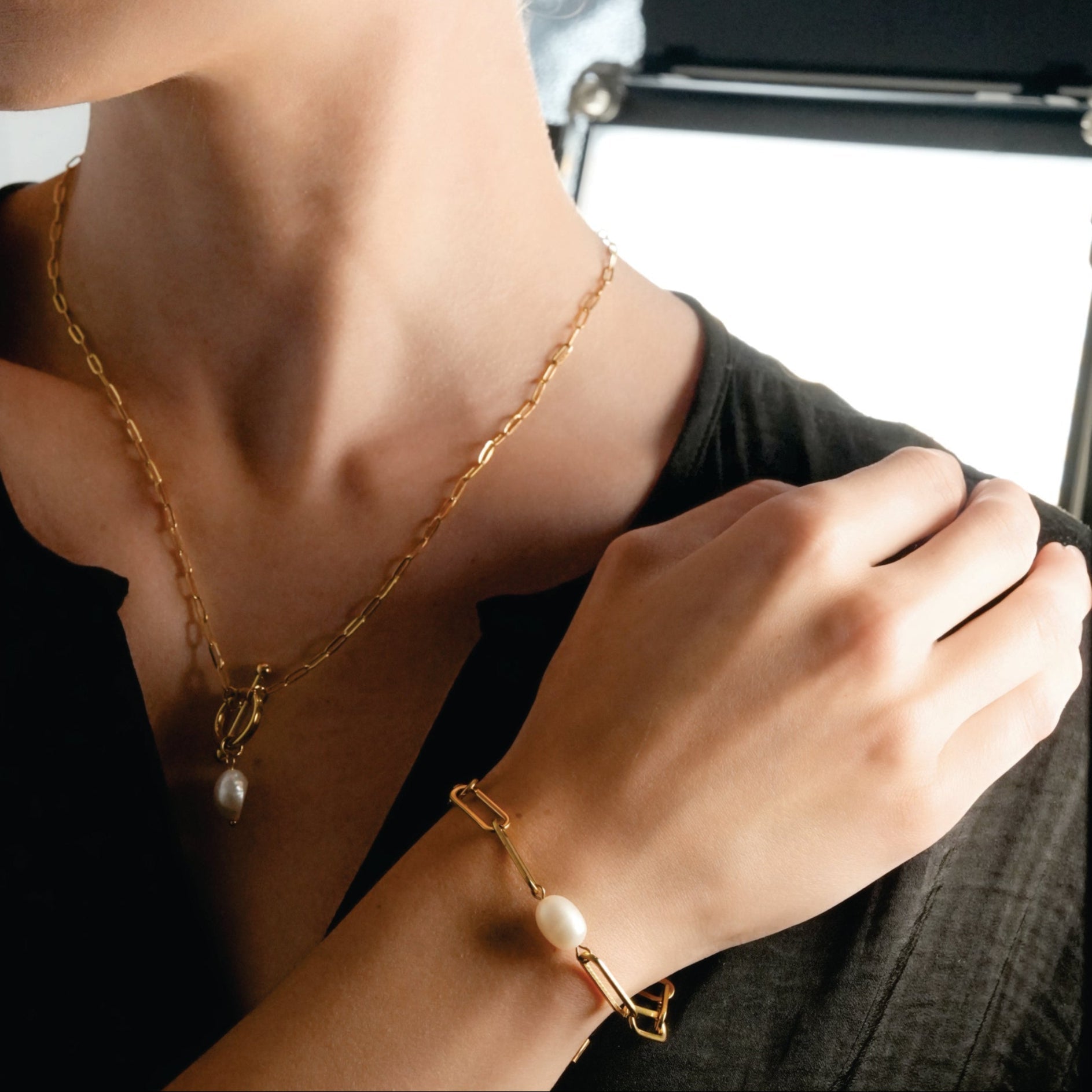 TIMEA Bracelet: Gold Paper Clip Chain Bracelet featuring a Single Freshwater Pearl - MacroPanora