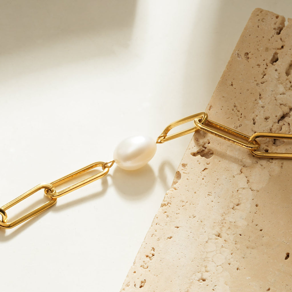 TIMEA Bracelet: Gold Paper Clip Chain Bracelet featuring a Single Freshwater Pearl - MacroPanora