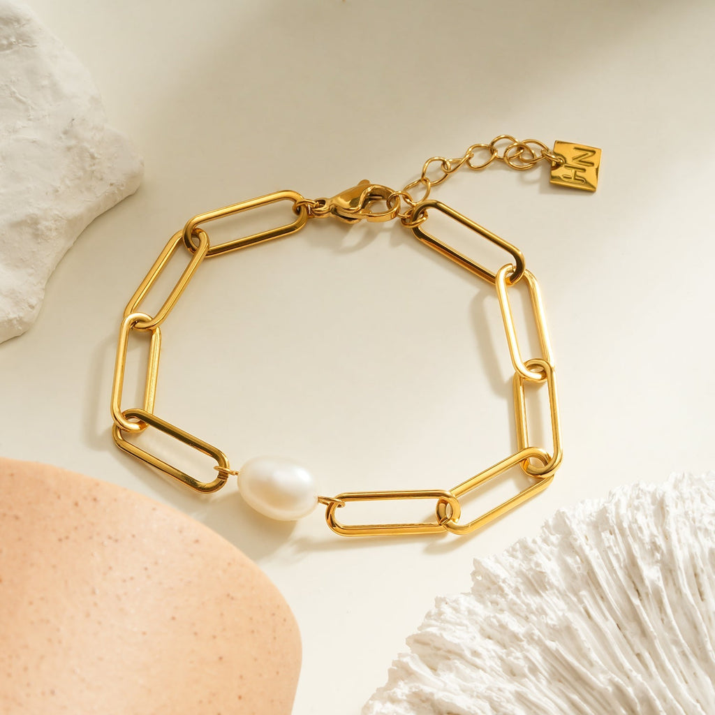 TIMEA Bracelet: Gold Paper Clip Chain Bracelet featuring a Single Freshwater Pearl - MacroPanora