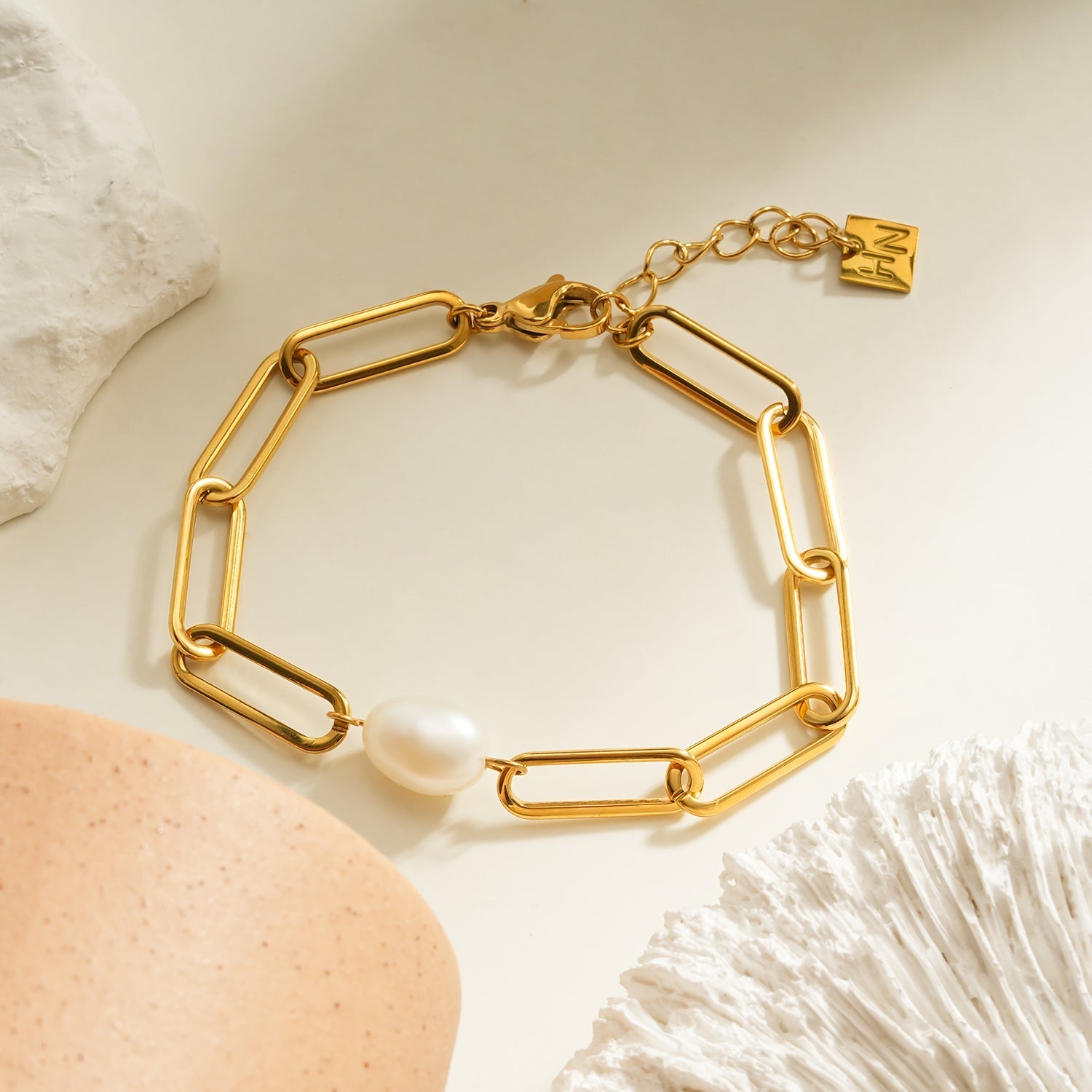 TIMEA Bracelet: Gold Paper Clip Chain Bracelet featuring a Single Freshwater Pearl - MacroPanora