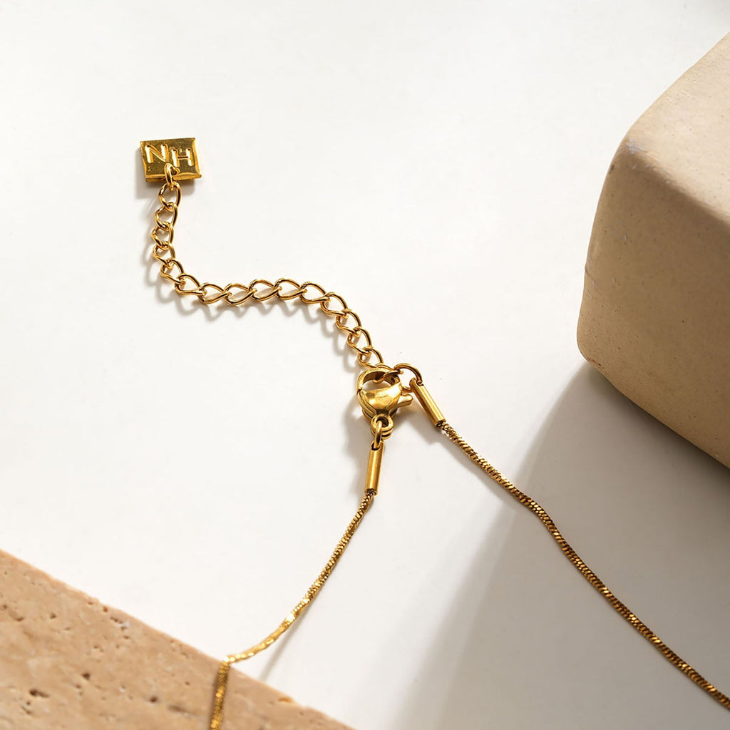 VAZSONY Gold: Effortless Grace - Dainty Textured Chain Necklace with Single Freshwater Pearl - MacroPanora