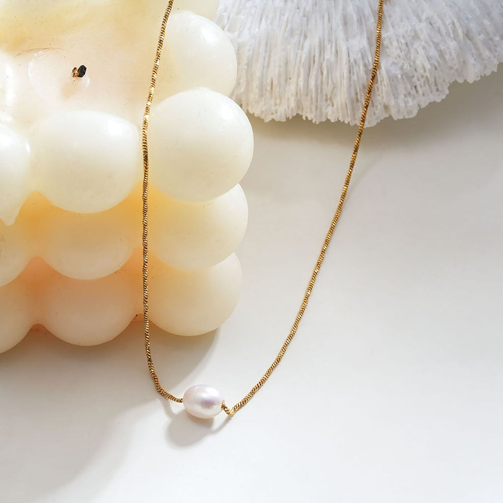 VAZSONY Gold: Effortless Grace - Dainty Textured Chain Necklace with Single Freshwater Pearl - MacroPanora