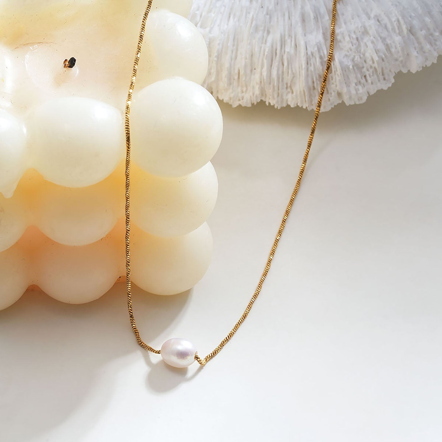 VAZSONY Gold: Effortless Grace - Dainty Textured Chain Necklace with Single Freshwater Pearl - MacroPanora