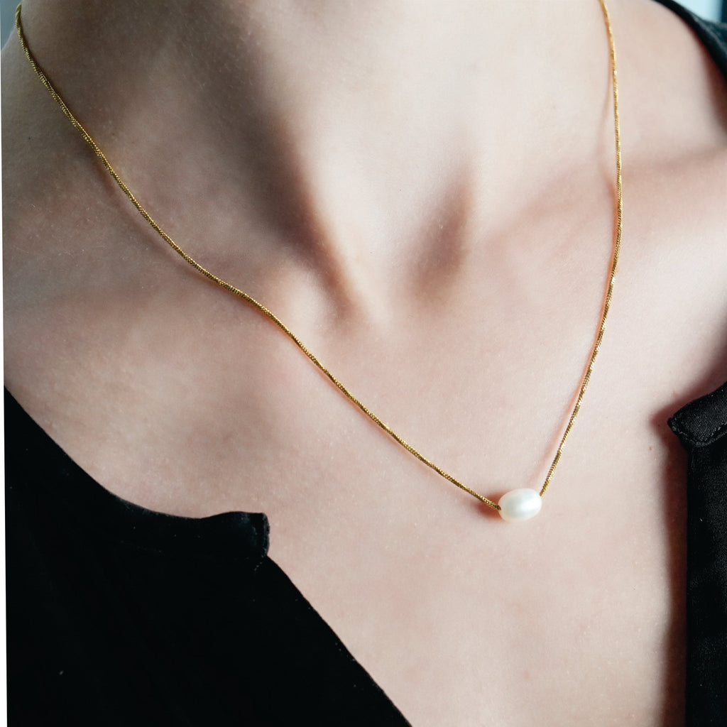 VAZSONY Gold: Effortless Grace - Dainty Textured Chain Necklace with Single Freshwater Pearl - MacroPanora