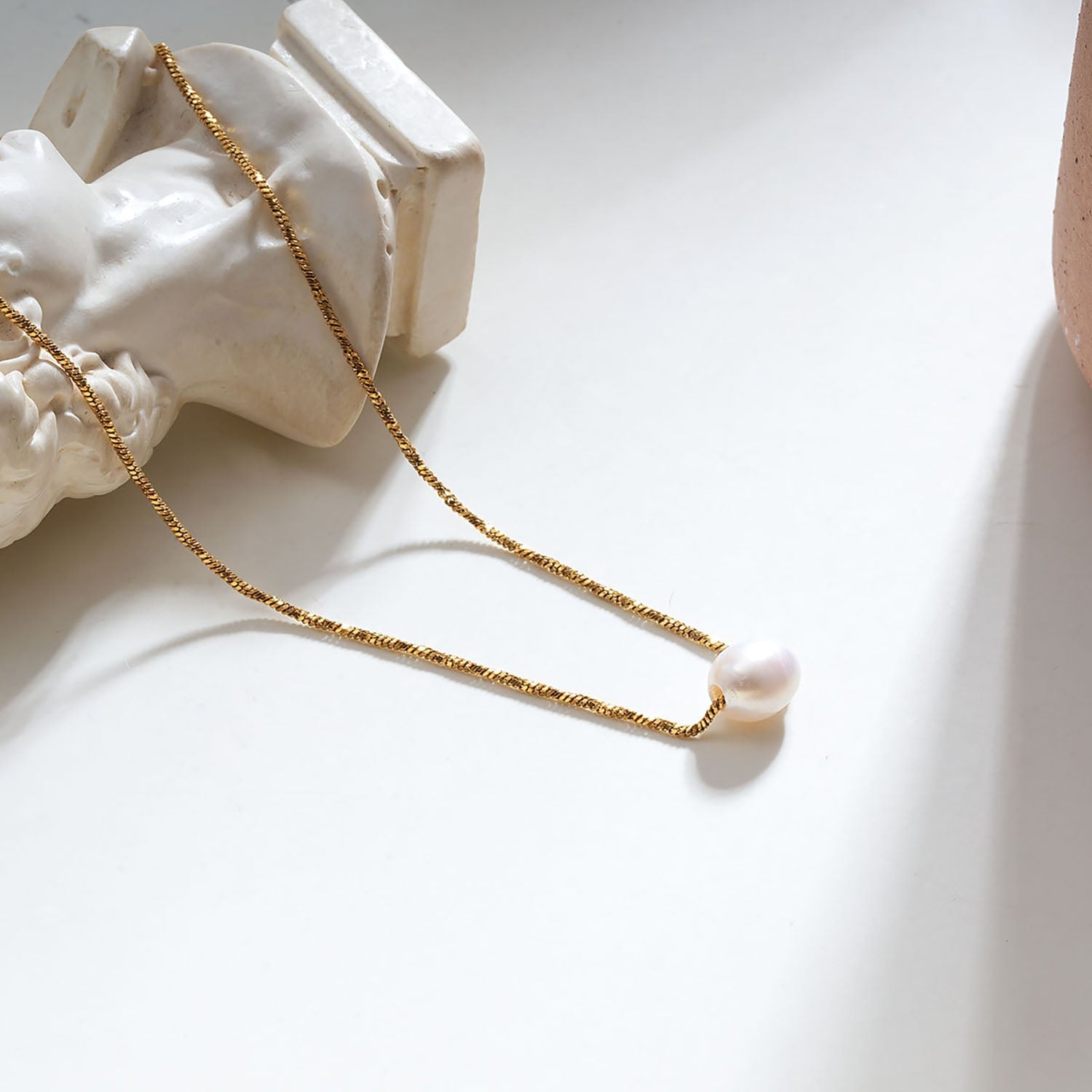 VAZSONY Gold: Effortless Grace - Dainty Textured Chain Necklace with Single Freshwater Pearl - MacroPanora