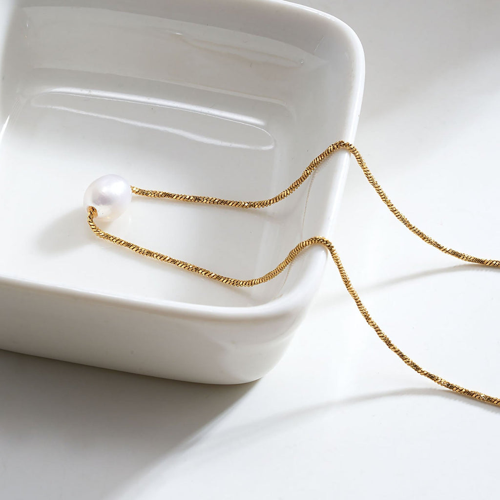 VAZSONY Gold: Effortless Grace - Dainty Textured Chain Necklace with Single Freshwater Pearl - MacroPanora