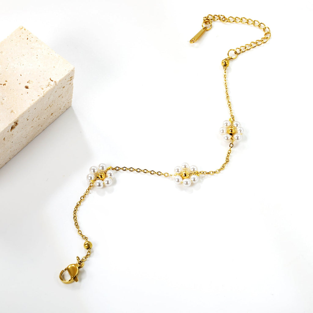 White Pearls Flower Bracelet - MacroPanora